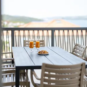 lush-suites.hotels-in-trogir.com/
